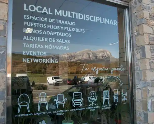 Escaparate del Centro La Era Coworking, con servicios y vista a las montañas.