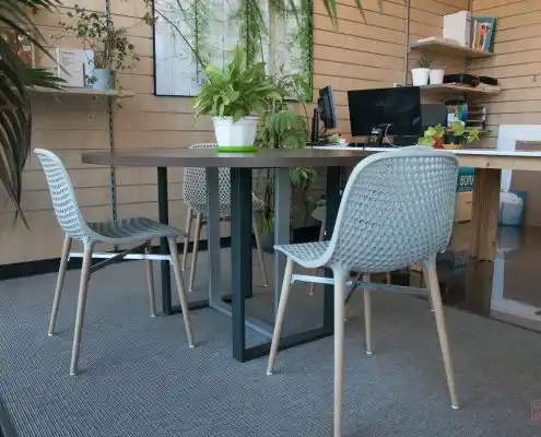 Espacio de trabajo en el Centro La Era Coworking con mesa y sillas modernas.