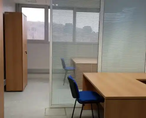 Oficina privada con escritorios y sillas azules en el CEMINEM Zaragoza.