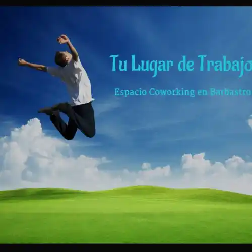 Imagen promocional de 'Tu lugar de trabajo', mostrando una persona saltando con un cielo azul y mensaje del centro.