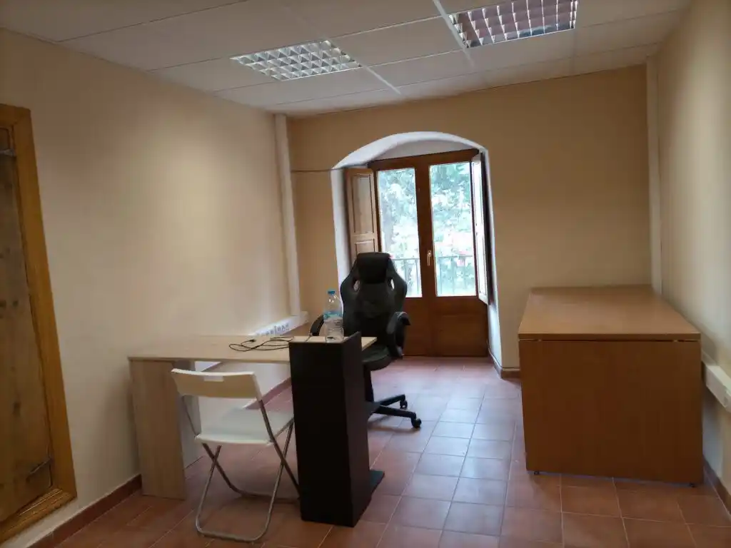 Oficina dentro del Convento de la Consolación, con mesa de trabajo y una ventana que da al exterior.