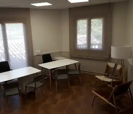 Oficina de trabajo en el centro de Boltaña con mesas y sillas modernas.