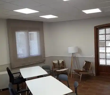 Vista de la sala de coworking desde otro ángulo en el centro de Boltaña.