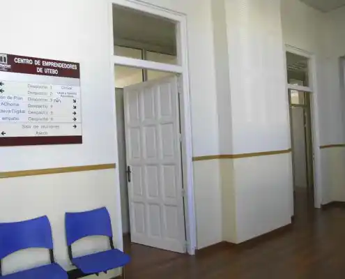 Pasillo del Centro de Emprendedores de Utebo, con señalización y puertas de acceso a oficinas.