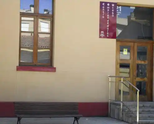 Fachada del Centro Utebo con acceso principal, ventanales y señalización del centro.