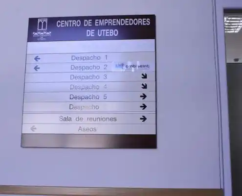 Placa de señalización interior en el Centro Utebo, indicando la ubicación de despachos y áreas comunes
