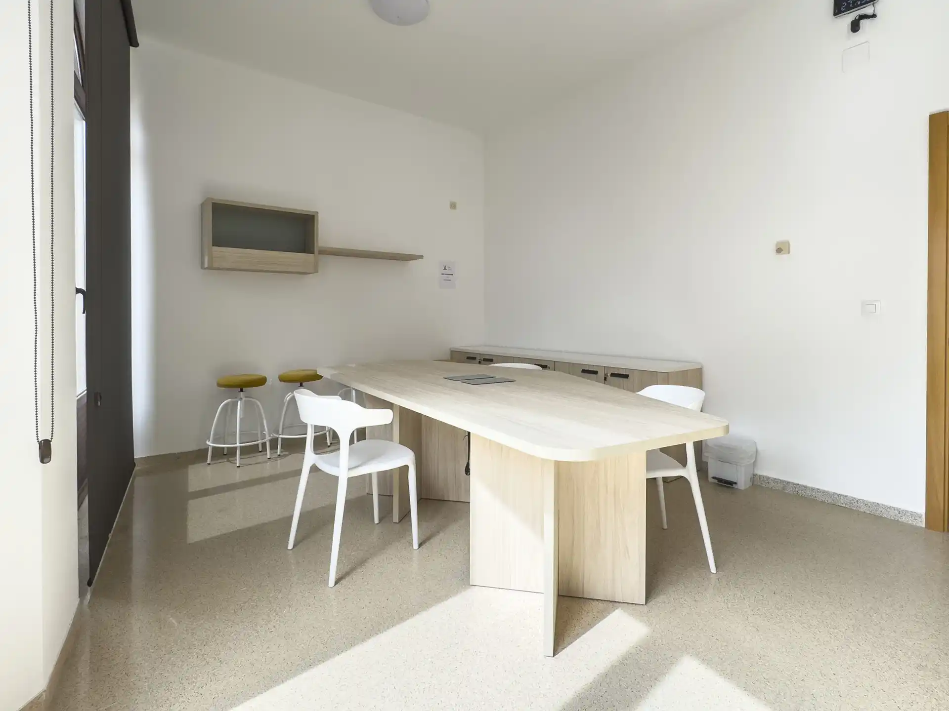 Oficina moderna en centro de emprendedores con mesas de trabajo y sillas