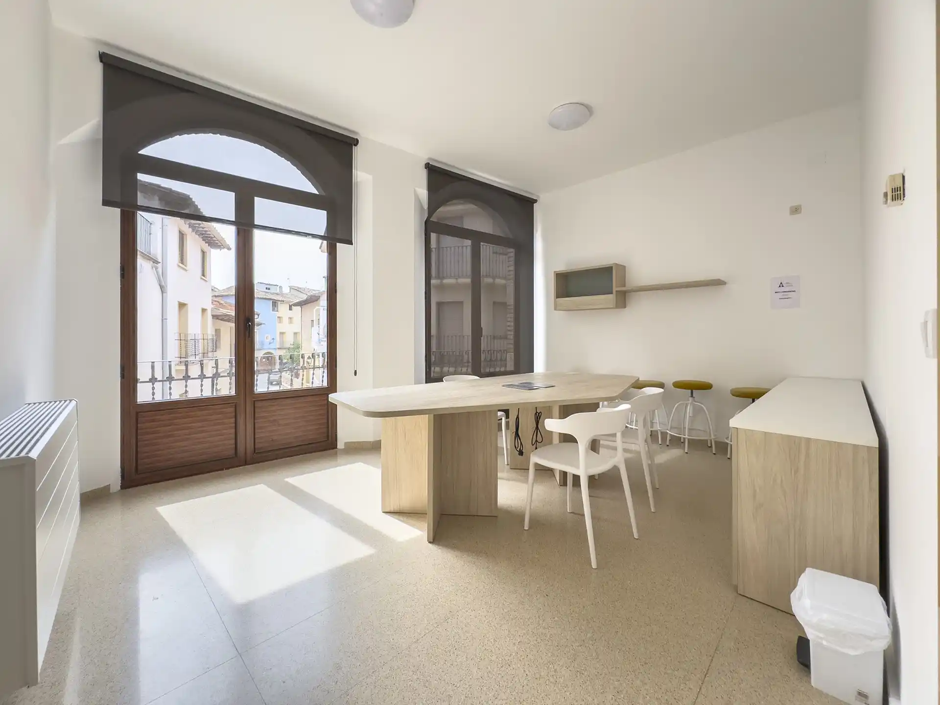 Oficina luminosa en Centro de Emprendedores Aguaviva Activa con vistas exteriores.