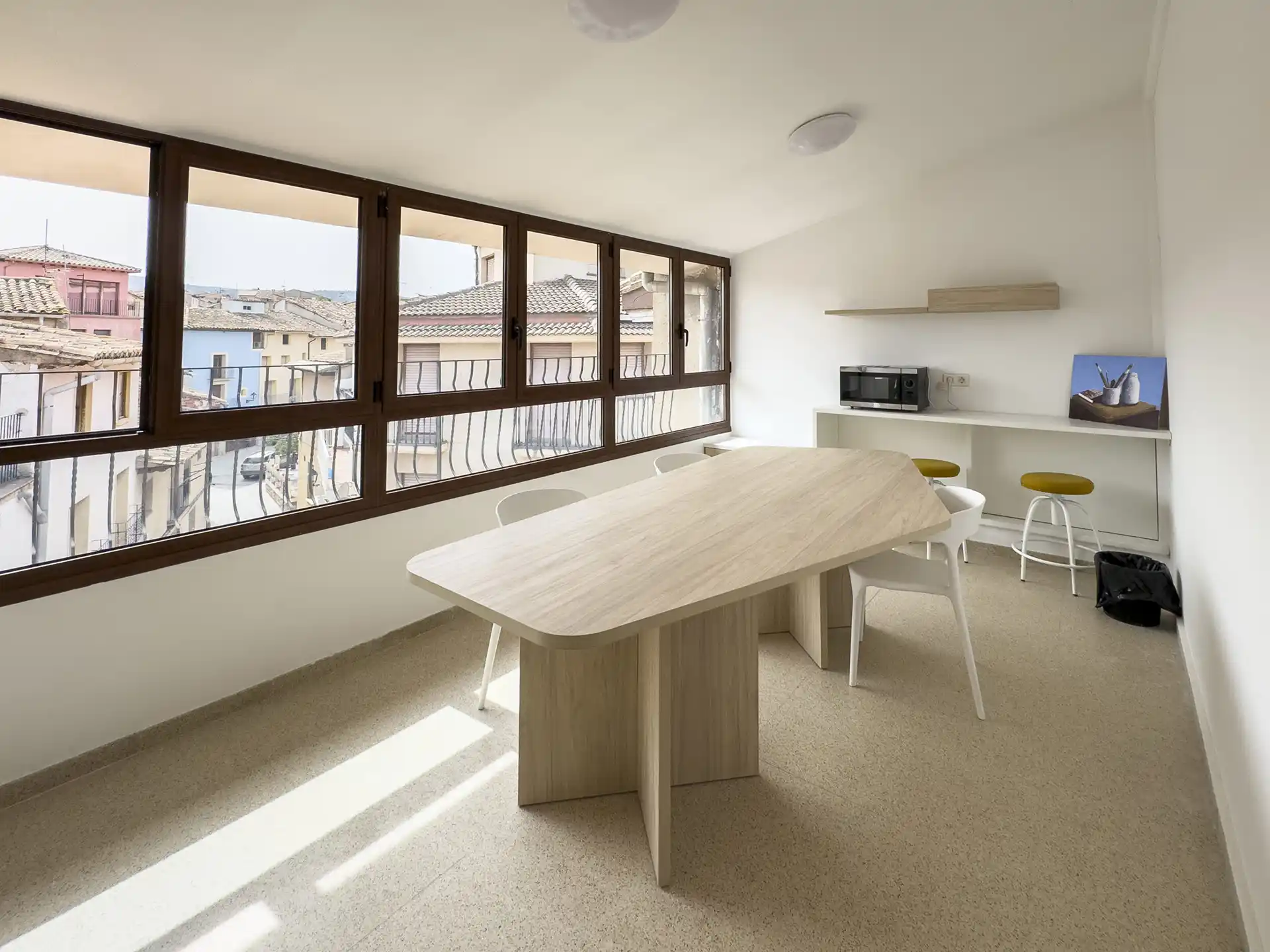 Oficina con mesas de trabajo y vista panorámica en Centro de Emprendedores.