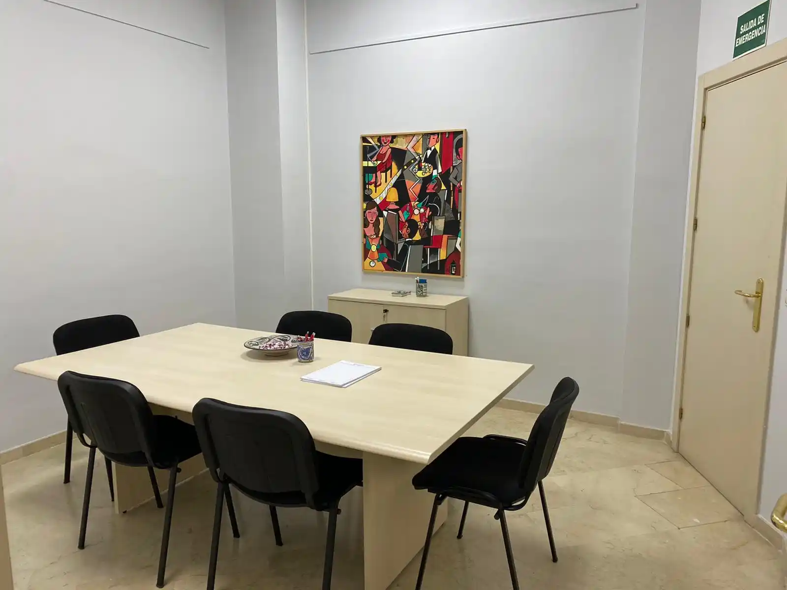 Sala de reuniones con mesa de trabajo en la Cámara de Teruel