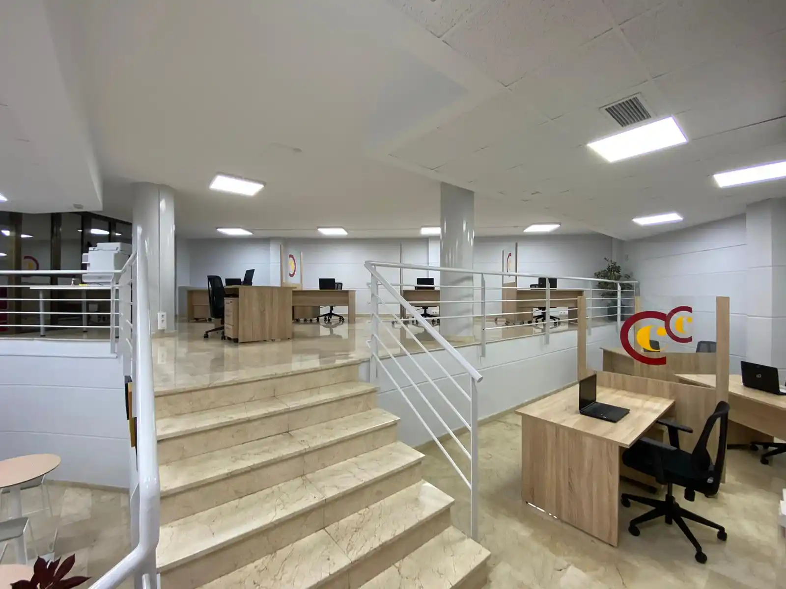 Oficina privada con escritorios y vistas exteriores en la Cámara de Teruel