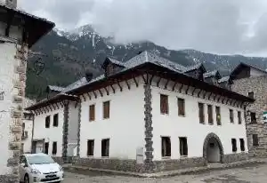 Vista exterior del Centro Emprendedores Canfranc, edificio tradicional en los Pirineos.