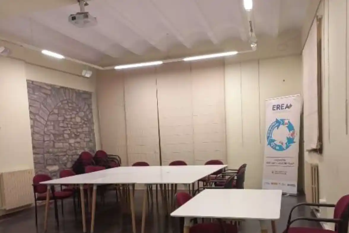 Espacio con escritorios de trabajo en Ainsa, con ventana exterior