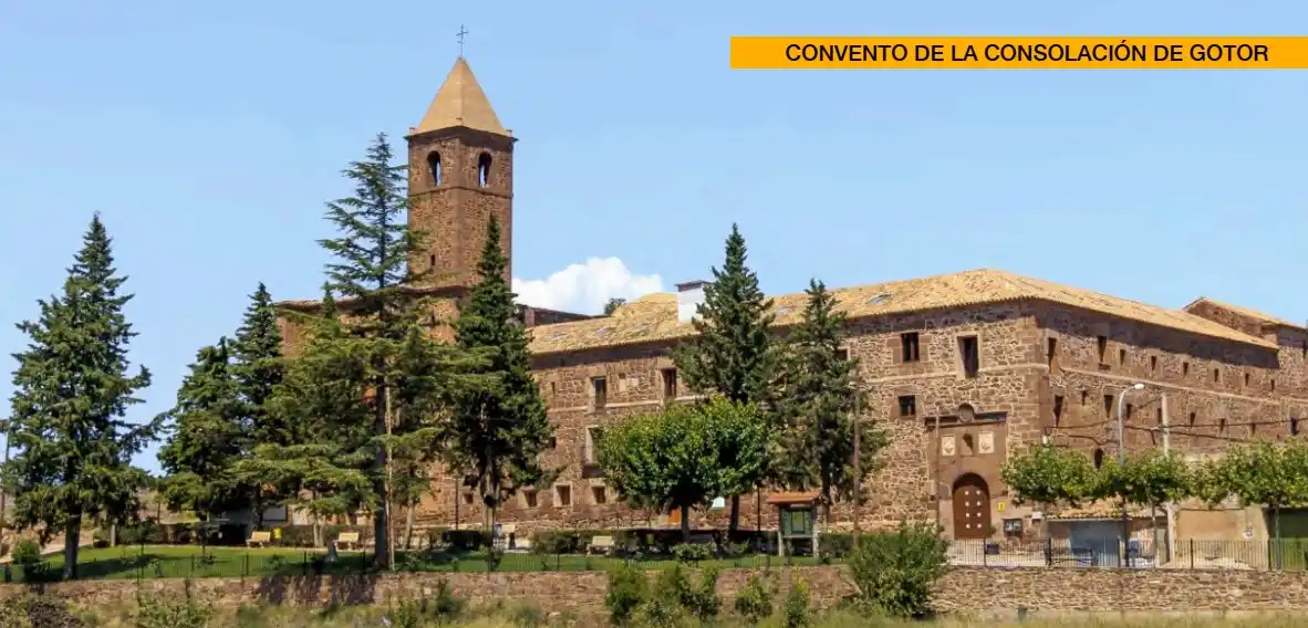 Otra vista exterior del Convento de la Consolación de Gotor con enfoque en la entrada principal.