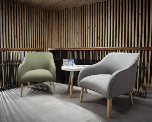 Zona de descanso en el Centro Alcorisa con sillas cómodas y mesa.