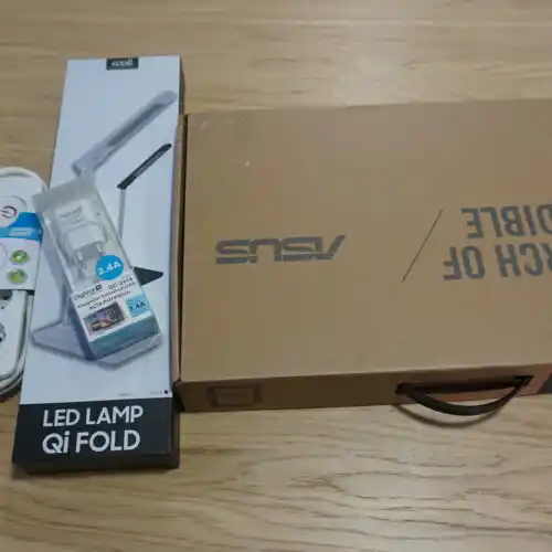 Caja con una lámpara LED y un cable cargador.