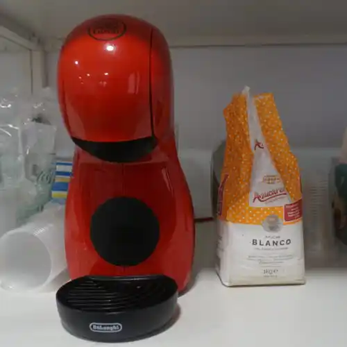 Cafetera sobre la estantería, con una bolsa de café.