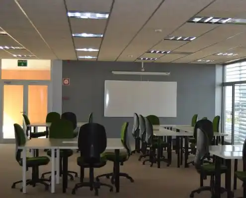 Oficina compartida en Cowalking Huesca con paredes separadoras y mesas.