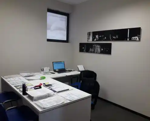 Oficina en el Centro Alcañiz con escritorio, laptop y decoración moderna.
