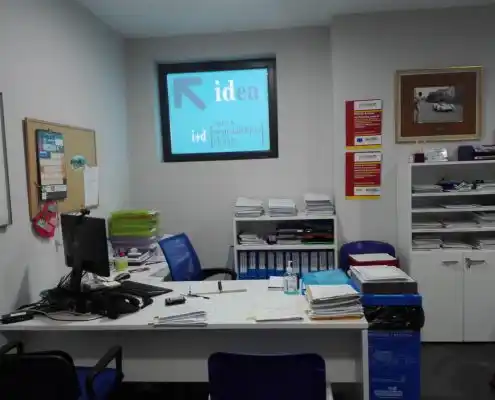 Oficina en el Centro Alcañiz con escritorio, papelería y decoración institucional.