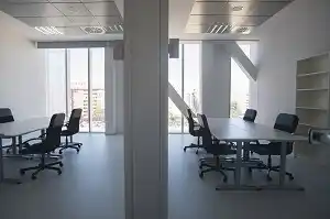 nterior del Centro Zaragoza La Terminal, con mesas, sillas de escritorio y gran luminosidad gracias a los amplios ventanales.