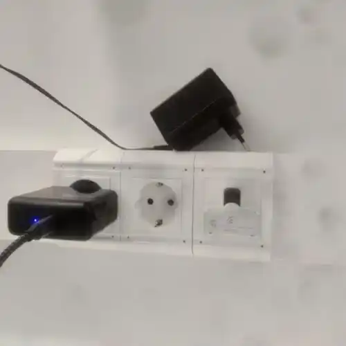 Tomas eléctricas dentro del centro Arna