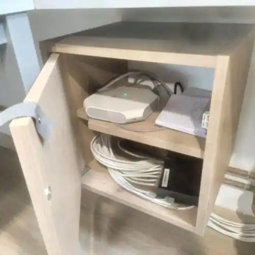 Mueble de almacenamiento con cables en el centro Arna