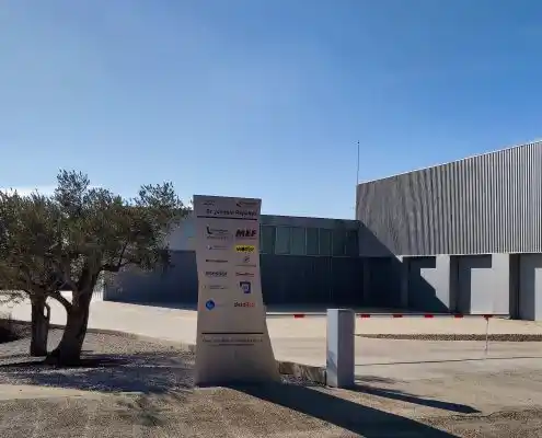 Fachada exterior del edificio Technopark con letrero que muestra las empresas que operan allí.