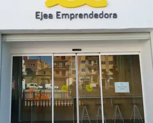 Fachada del Centro Sofejea, con el logo visible y puertas de cristal de acceso.