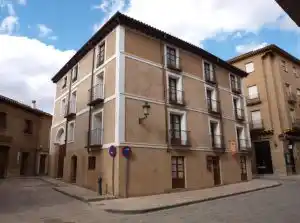 Fachada exterior del edificio de la Fundación Campo de Daroca, de arquitectura clásica con ventanas y detalles en piedra.
