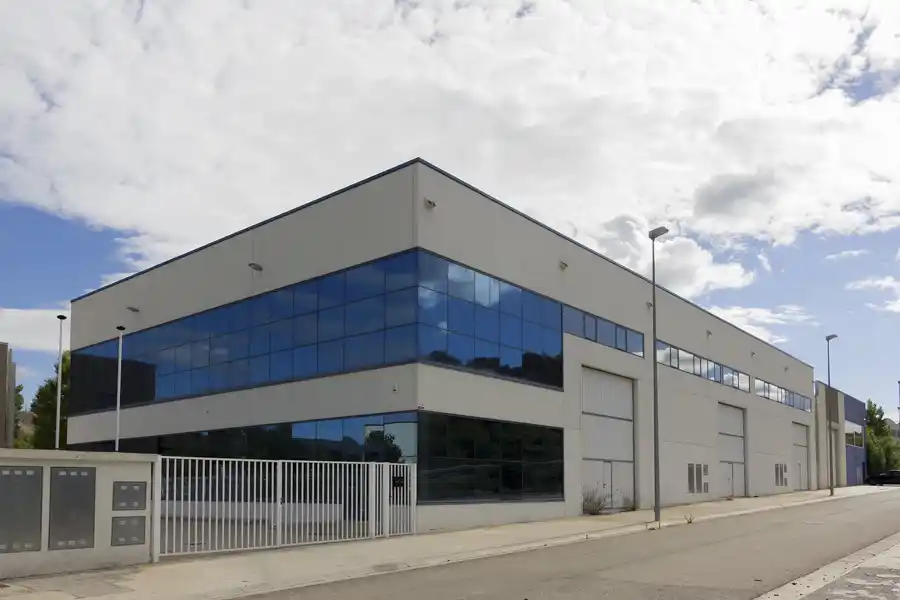 Fachada del centro de emprendimiento Graus con ventanales amplios.