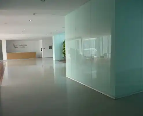 Hall de entrada en Technopark con diseño moderno, paredes de cristal y una recepción minimalista