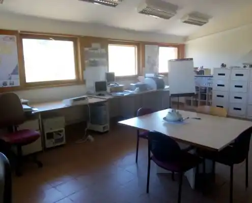 Oficina en el Centro Maestrazgo, con escritorios, computadoras y una organización eficiente.