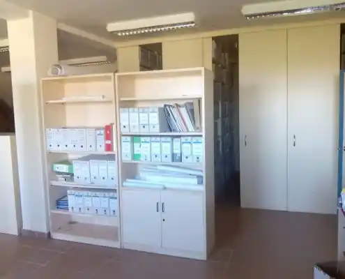 Espacio de archivo en el Centro Maestrazgo, con estanterías llenas de documentos y carpetas organizadas.