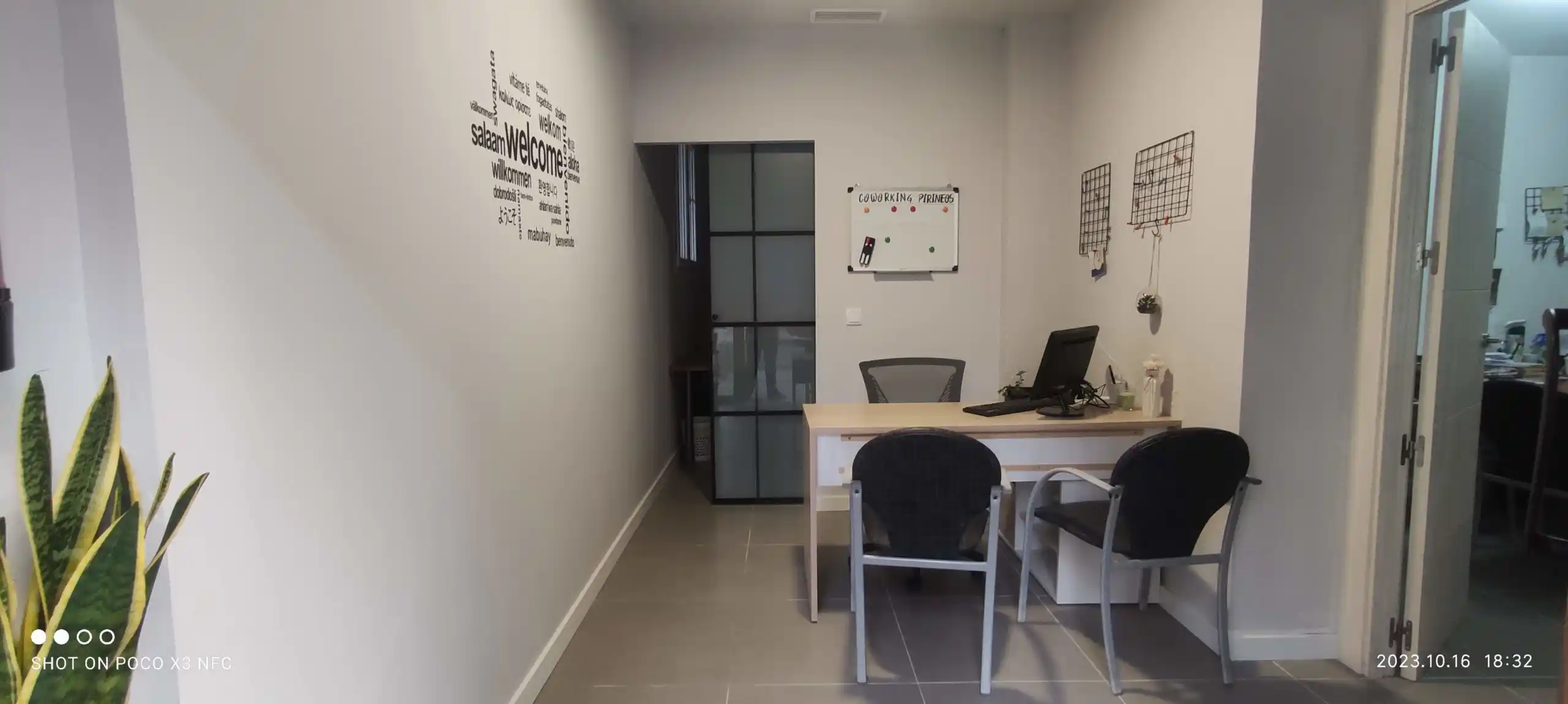 Vista desde el frente del escritorio en el Centro Pirineos, con un pasillo al lado del escritorio