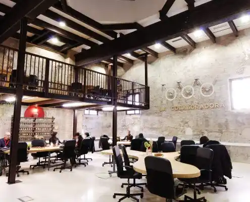 Sala de trabajo colaborativa en el Centro Zaragoza Activa, con mesas redondas, sillas cómodas y un ambiente creativo