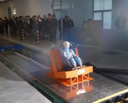 Laboratorio de pruebas de impacto en Technopark, mostrando un muñeco de prueba en un simulador de choque