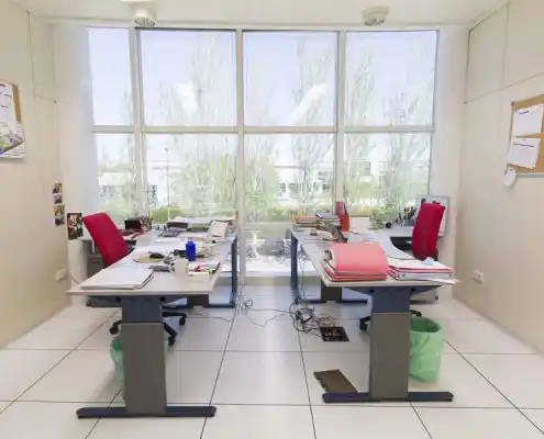 Oficina con escritorios, ordenadores y ventanas con vistas al exterior en el CEEI Zaragoza.