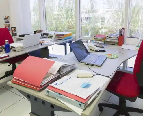 Escritorios con documentos y computadoras en oficina del CEEI Zaragoza.