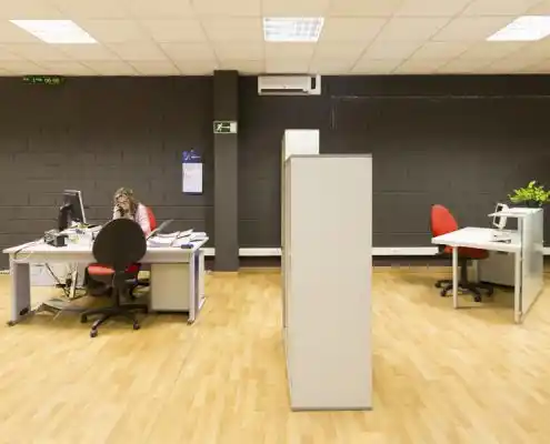 Oficina con particiones y escritorios en el CEEI Zaragoza.