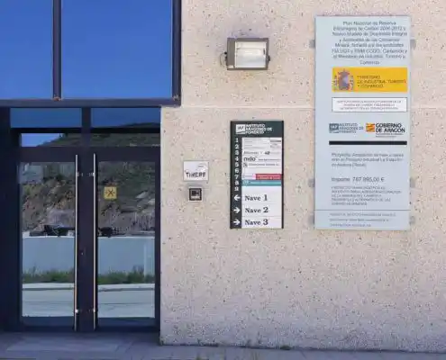 Entrada al Centro Andorra con panel informativo y puerta de acceso.