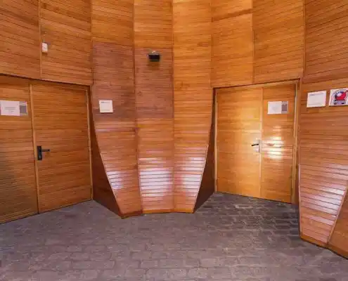 Pasillo de madera en el CEEI Teruel, con puertas de diseño moderno.