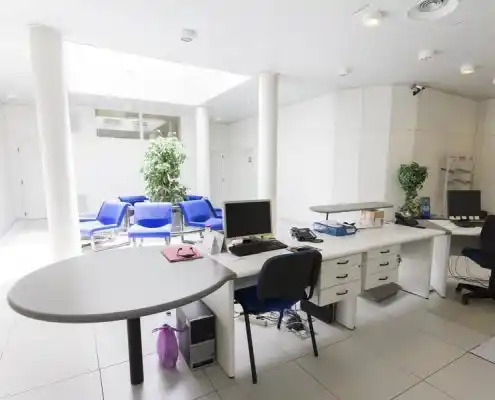 Oficina moderna en el CEEI Teruel, con escritorios y sillas azules.