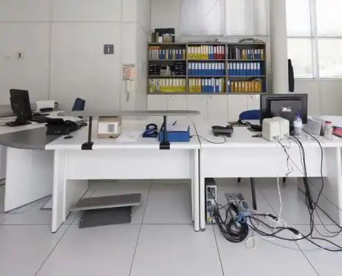 Oficina con escritorios y cables en el CEEI Teruel.