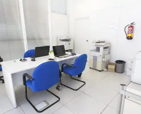 Oficina con impresoras y computadoras en el CEEI Teruel.