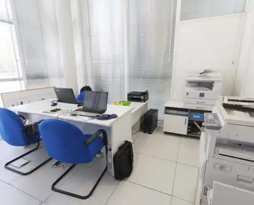 Oficina con impresora y escritorios en el CEEI Teruel.