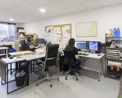 Oficina en el CEEI Teruel con dos escritorios, computadoras y documentos.