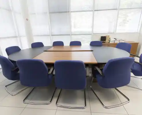 Mesa de reuniones con sillas azules en el CEEI Teruel.