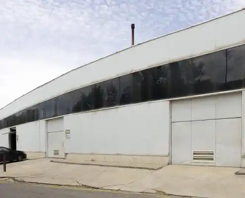 Fachada del CEEI Teruel con grandes ventanales y arquitectura moderna.