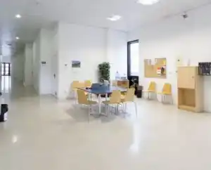 Área común en el Centro Huesca con mesas y sillas, ofreciendo un ambiente colaborativo y moderno.